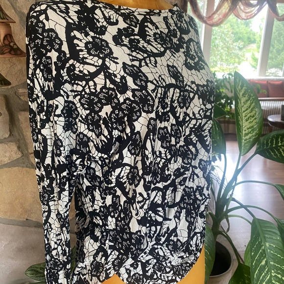 Vintage Aritzia wilfred long sleeve top shirt open back black and white floral - Picture 3 of 4